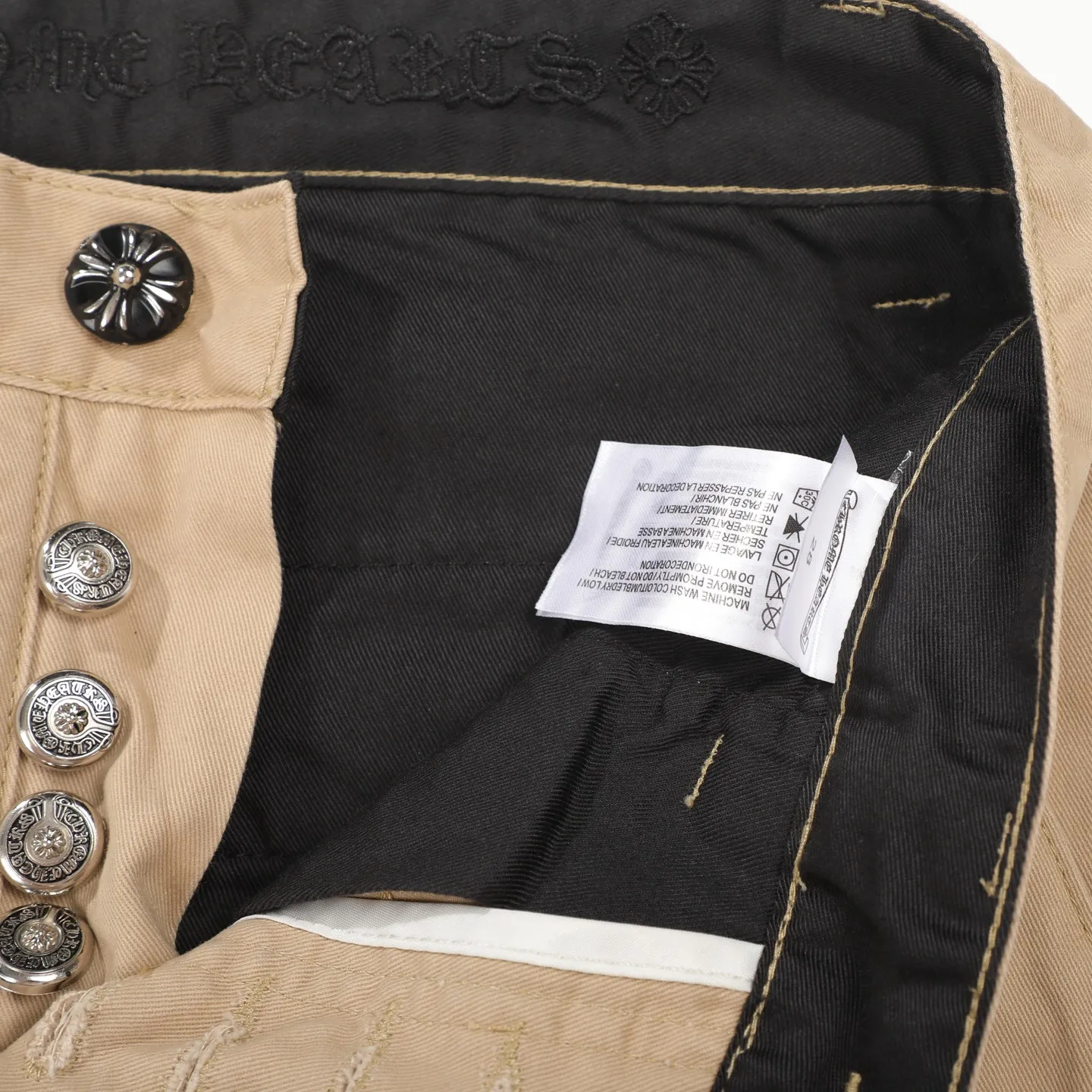 P260 Chrome Hearts/Chrome Hearts camouflage checkerboard horsehair cross patch leather jeans - Full of exploring the ultimate in fashion, Chrome Hearts' new Chrome Hearts pants cleverly integrate camouflage cross, checkerboard horsehair cross and other elements to break traditional boundaries. The clever fusion of Mattyboy’s same style, overalls and khaki jeans brings endless matching inspiration to fashionistas.  This pair of Croxin overalls not only presents a unique retro style, but also combines comfort and sophistication with its wide-leg, loose design. The mid-high waist design matches a lazy and casual style, which not only makes the legs longer but also maintains a casual feel, it is a must-have fashion choice for trendy men and trendy women.  Khaki overalls are unique in leather matching and color selection, making them the leader among overalls. Chrome Hearts' khaki cross chino casual pants have a prince-like aristocratic feel. The pants have 40 panels of leather and full texture. The W34 size is perfectly presented and has become the focus of the forefront of fashion. Whether it's for daily wear or a trendy try, these pants can bring you an excellent fashion experience.  Color: Khaki Size: 28 30 32 34 corresponding size s-xl